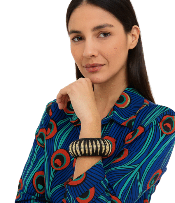 Pulsera artesanal de werregue en tonos negro y crema, tejida a mano por mujeres de la comunidad Wounaan del Chocó.