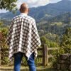 Hombre usando ruana colombiana artesanal de cuadros en lana y algodón