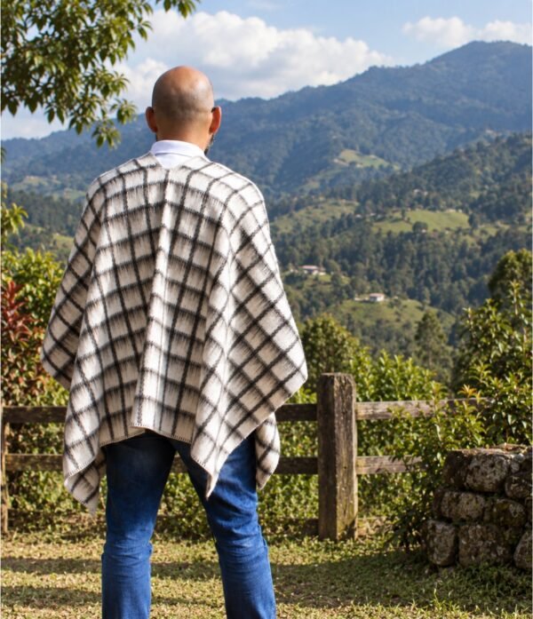 Hombre usando ruana colombiana artesanal de cuadros en lana y algodón