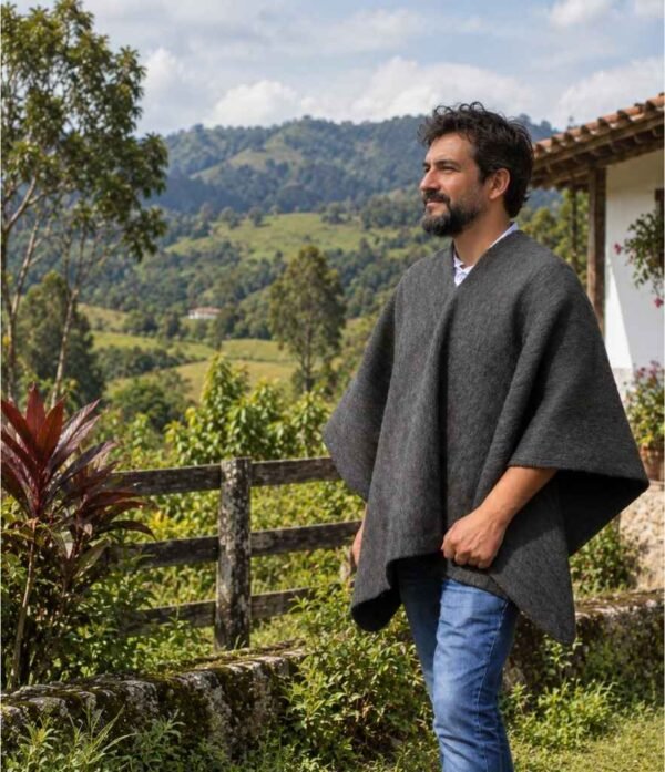 Hombre usando ruana colombiana artesanal color gris en lana y algodón