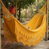 Hamaca artesanal amarilla con flecos en macramé