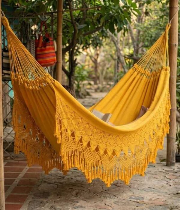 Hamaca artesanal amarilla con flecos en macramé