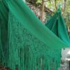 Hamaca artesanal verde con flecos en macramé