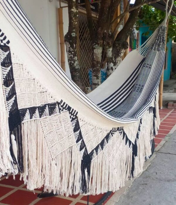 Hamaca artesanal de algodón con flecos en macramé