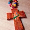Cruz artesanal de madera tallada a mano cacatúa