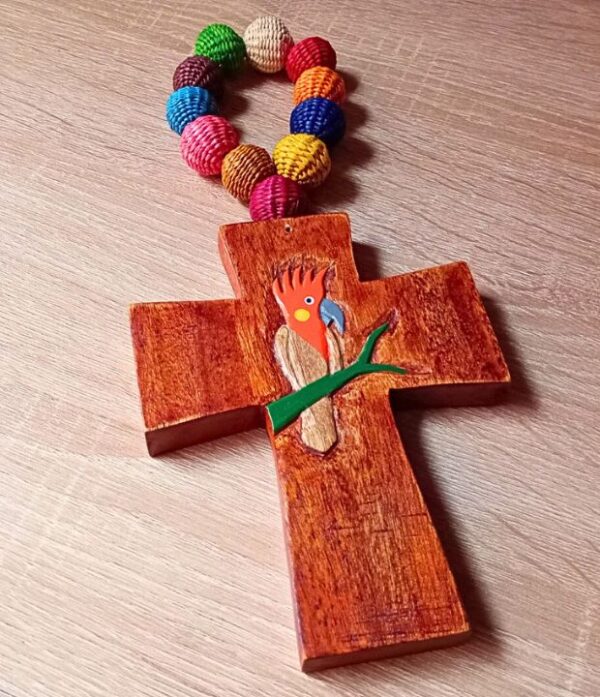 Cruz artesanal de madera tallada a mano cacatúa