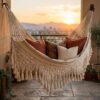 Hamaca doble artesanal de macramé en terraza Hamaca doble artesanal de macramé en algodón