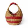 Canasto de esparto rojo tejido a mano en Cerinza Boyacá con capacidad para 30 huevos.