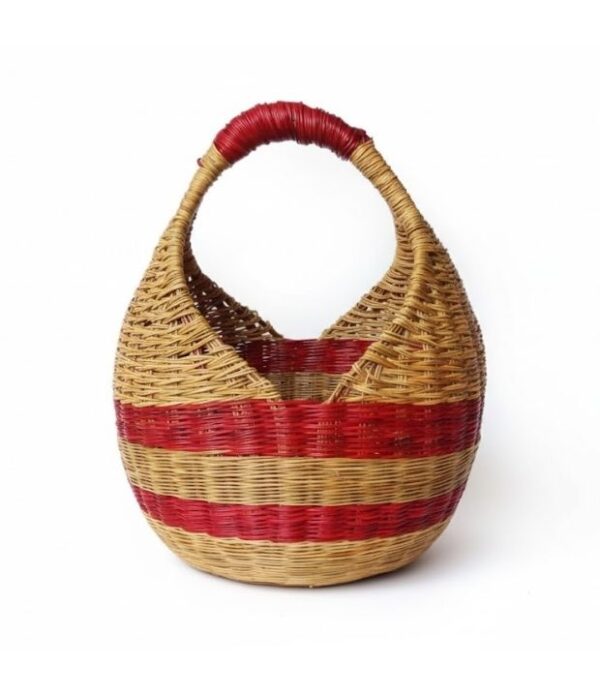 Canasto de esparto rojo tejido a mano en Cerinza Boyacá con capacidad para 30 huevos.