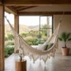 Hamaca de macramé en terraza Hamaca de macramé tejida a mano en algodón instalada en una terraza con vista al jardín