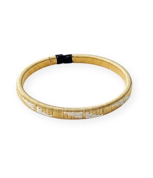 Pulsera de cobre dorado y werregue blanco tejida a mano por artesanos Wounaan del Chocó sobre fondo blanco