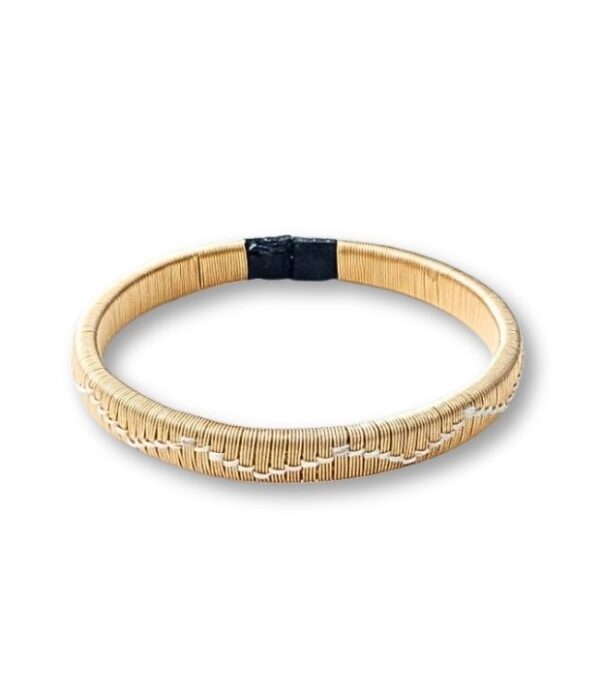 pulsera-cobre-dorado-werregue-blanco-wounaan-7mm-artesanal Pulsera artesanal de cobre dorado y werregue blanco tejida a mano por artesanos Wounaan del Chocó