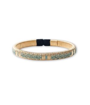 Pulsera de cobre dorado y werregue gris Wounaan Pulsera de cobre dorado y werregue gris tejida a mano por artesanos Wounaan del Chocó sobre fondo blanco