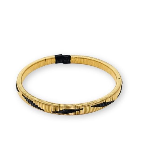 Pulsera de cobre dorado y werregue negro tejida a mano por artesanos Wounaan del Chocó