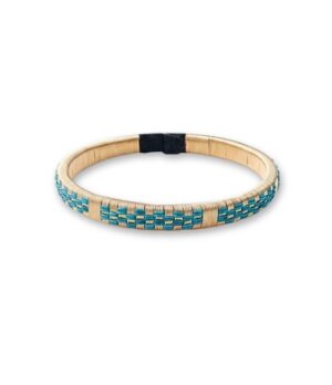 Pulsera de cobre dorado y werregue turquesa tejida a mano por artesanos Wounaan del Chocó, vista frontal sobre fondo blanco