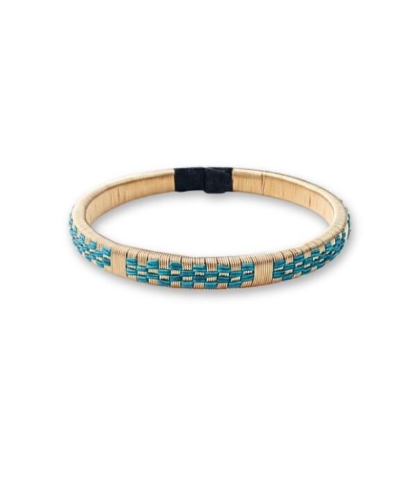 Pulsera de cobre dorado y werregue turquesa tejida a mano por artesanos Wounaan del Chocó, vista frontal sobre fondo blanco