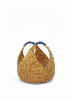 Canasto de esparto con asas azules tejido a mano por artesanos en Boyacá