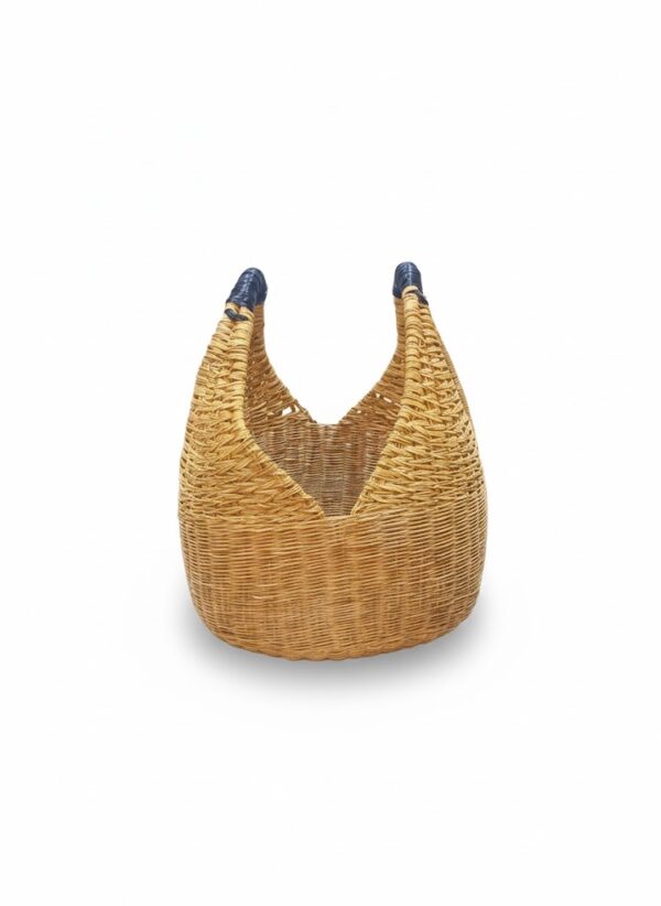 Canasto de esparto con asas azules tejido a mano Canasto de esparto con asas azules tejido a mano por artesanos en Boyacá