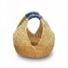 Canasto de esparto con asas vino y azul tejido a mano por artesanos en Boyacá