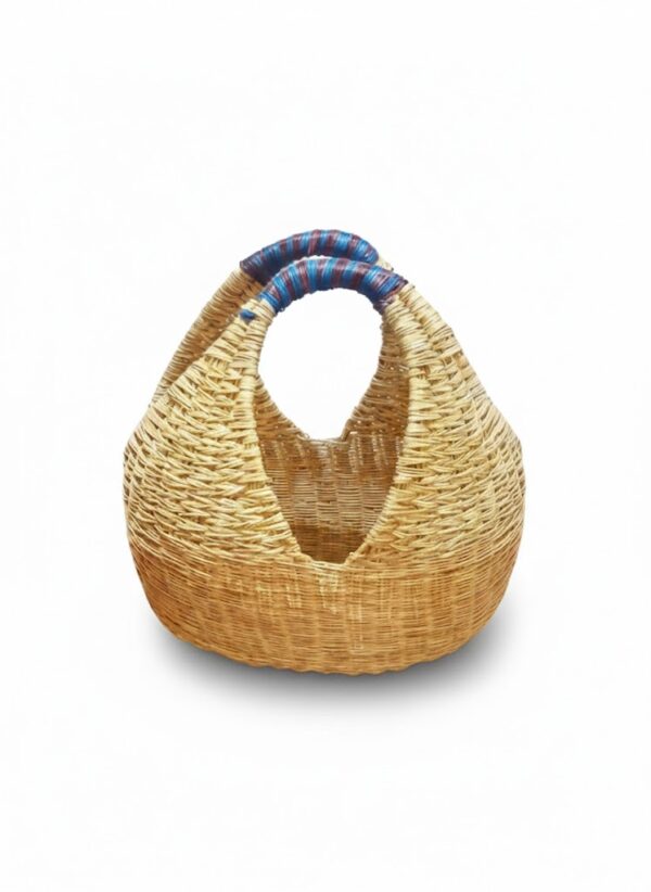 Canasto de esparto con asas vino y azul tejido a mano por artesanos en Boyacá