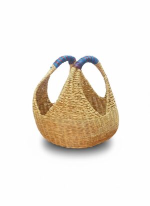 Canasto de esparto con asas vino y azul tejido a mano por artesanos en Boyacá