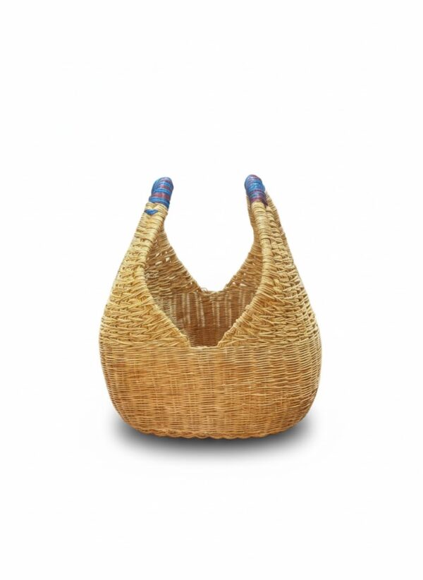 Canasto de esparto con asas vino y azul tejido a mano por artesanos en Boyacá