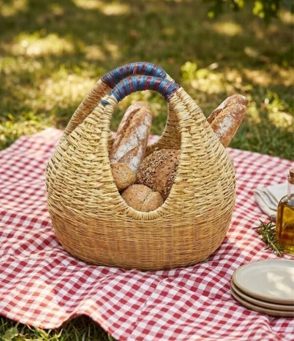 Canasto de esparto con asas vino y azul tejido a mano por artesanos en Boyacá