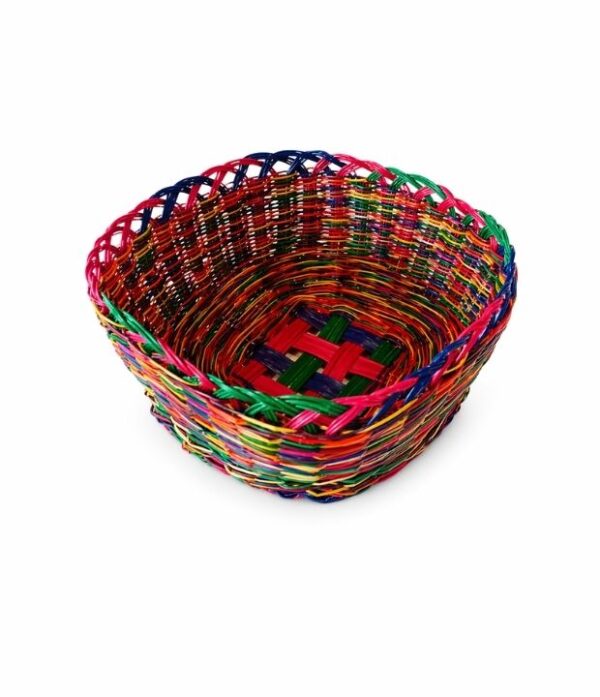 canasto de esparto multicolor tejido a mano