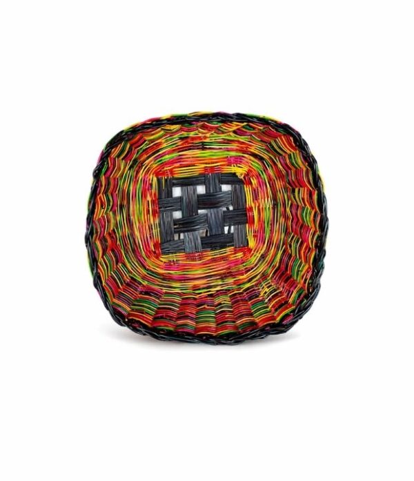 canasto de esparto multicolor oscuro tejido a mano