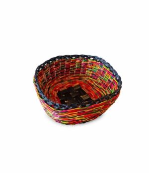 canasto de esparto multicolor oscuro tejido a mano