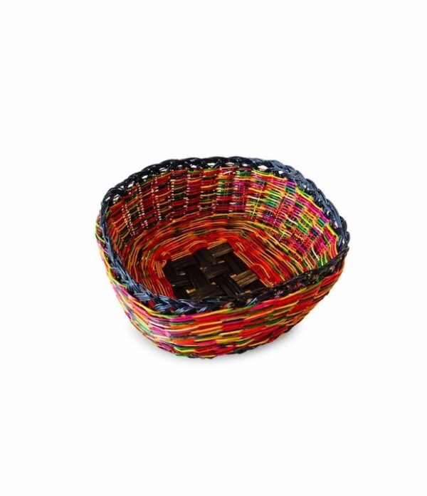 canasto de esparto multicolor oscuro tejido a mano