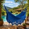 Hamaca extradoble de macramé color azul instalada en un espacio exterior y elaborada por artesanos de Morroa