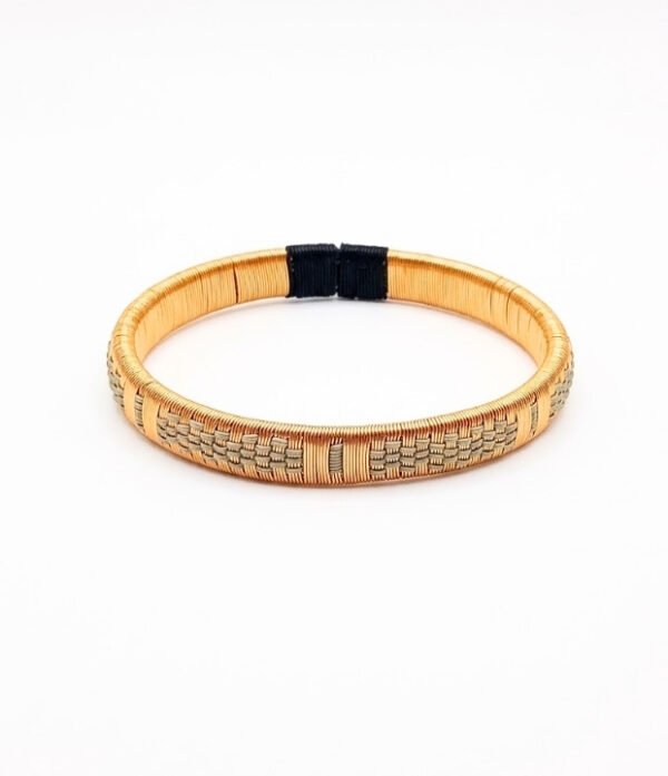 Pulsera de cobre dorado artesanal diseño Marfil elaborada en Colombia