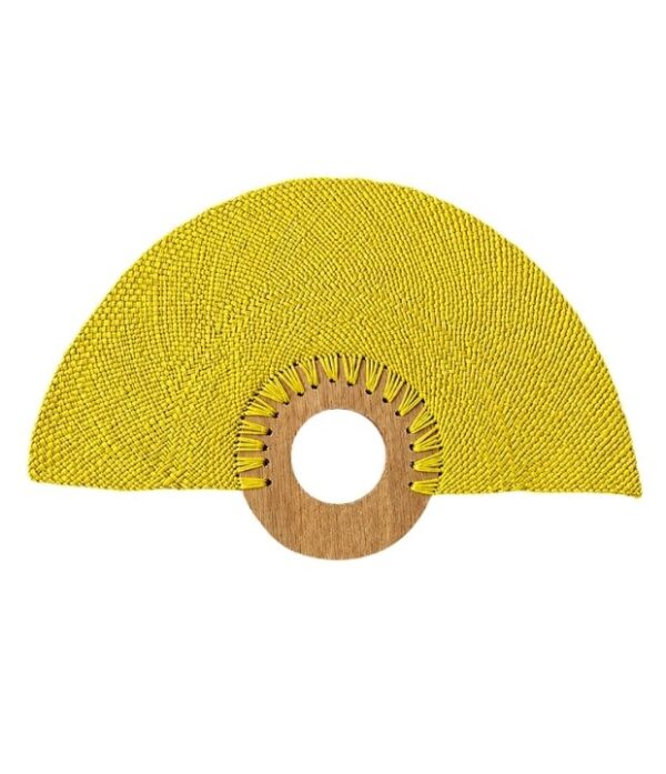 abanico artesanal en iraca y madera color amarillo