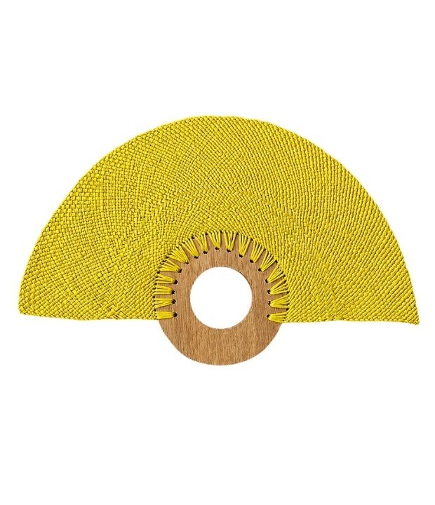 abanico artesanal en iraca y madera color amarillo