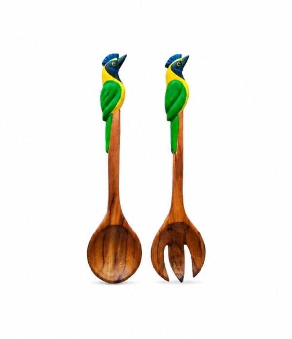 Cubiertos para ensalada artesanales en madera teca reforestada con diseño de carriquí, elaborados a mano en Galapa, Atlántico.
