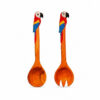 Cubiertos para ensalada artesanales en madera teca reforestada con diseño de guacamaya, elaborados a mano en Galapa, Atlántico.
