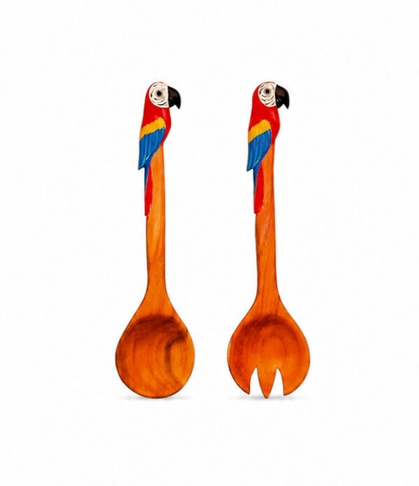 Cubiertos para ensalada artesanales en madera teca reforestada con diseño de guacamaya, elaborados a mano en Galapa, Atlántico.