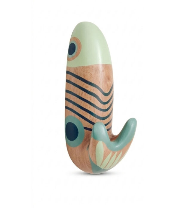 Perchero artesanal de pez Lunar tallado en madera Perchero artesanal de pez tallado en madera melina con diseño Lunar, elaborado a mano por artesanos de Galapa, Atlántico.