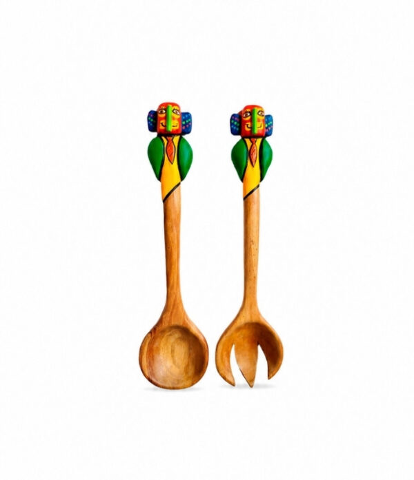 Cubiertos para ensalada artesanales en madera teca reforestada con diseño de marimonda, elaborados a mano en Galapa, Atlántico.