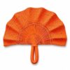 Abanico artesanal de iraca naranja con diseño ondulado tejido a mano por artesanos de Sandoná, Nariño
