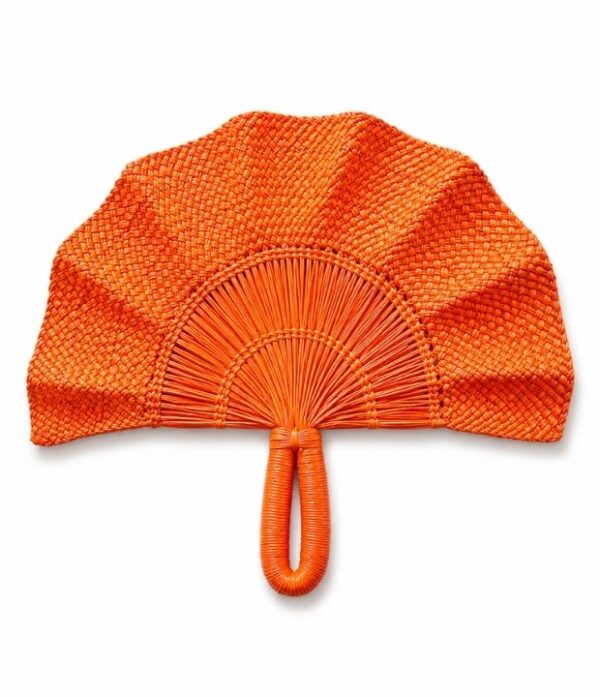 Abanico artesanal de iraca naranja con diseño ondulado tejido a mano por artesanos de Sandoná, Nariño