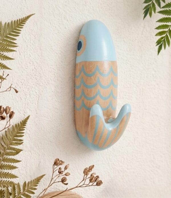 Perchero artesanal de pez Olas tallado en madera Perchero artesanal de pez tallado en madera melina con diseño Olas, elaborado a mano por artesanos de Galapa, Atlántico.
