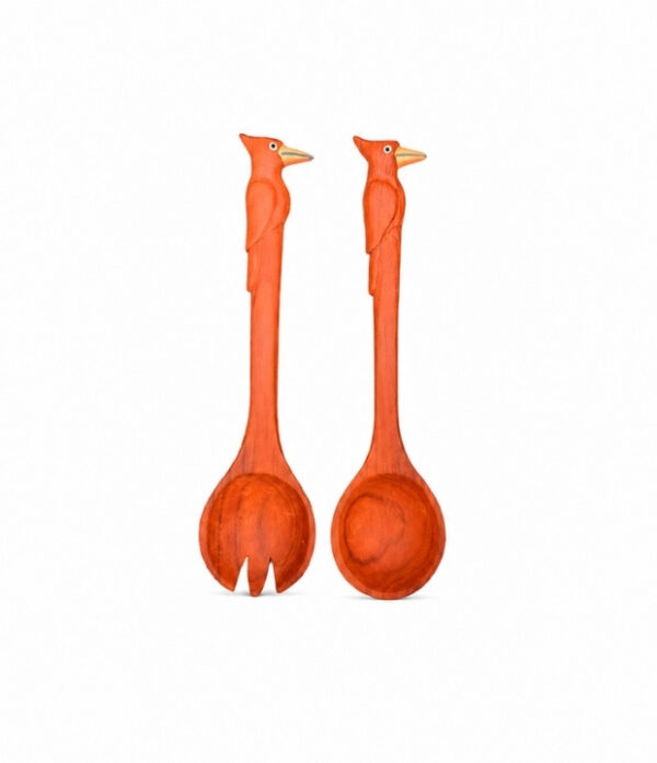 Cubiertos para ensalada artesanales en madera teca reforestada con diseño de pájaro carpintero, elaborados a mano en Galapa, Atlántico.