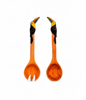 Cubiertos para ensalada artesanales en madera teca reforestada con diseño de tucán, elaborados a mano en Galapa, Atlántico.