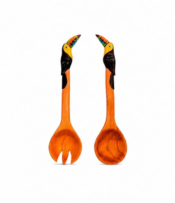 Cubiertos para ensalada artesanales en madera teca reforestada con diseño de tucán, elaborados a mano en Galapa, Atlántico.
