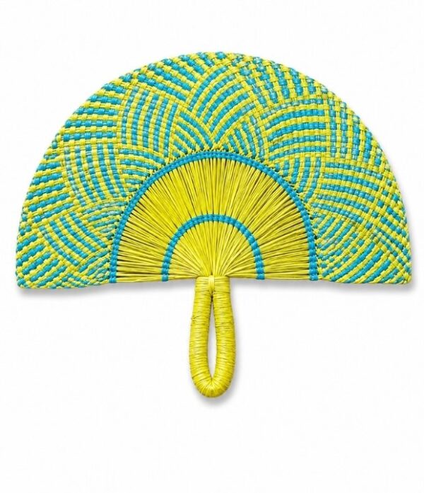 Abanico artesanal de iraca turquesa y amarillo tejido a mano por artesanos de Sandoná, Nariño