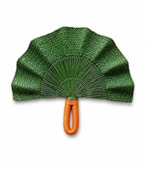 Abanico artesanal de iraca verde y naranja con diseño ondulado tejido a mano por artesanos de Sandoná, Nariño