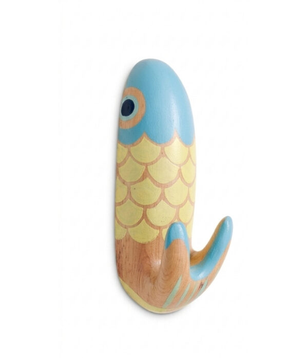 Perchero artesanal de pez Escamas tallado en madera Perchero artesanal de pez tallado en madera melina con diseño Escamas, elaborado a mano por artesanos de Galapa, Atlántico.