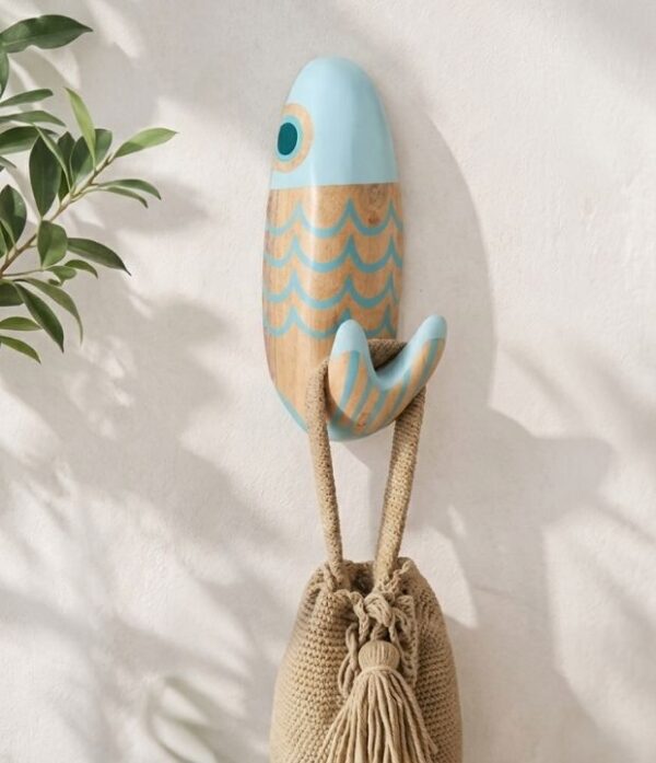 Perchero de pez Olas en ambiente decorativo Perchero artesanal de pez con diseño Olas utilizado como perchero decorativo y funcional en una pared interior.